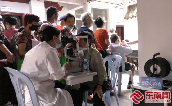 龙岩市举行“关爱老年健康进社区”首场公益志愿服务活动