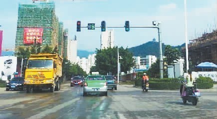 在靠近红绿灯路口时临时变线或压白色实线会不会被拍到罚款?