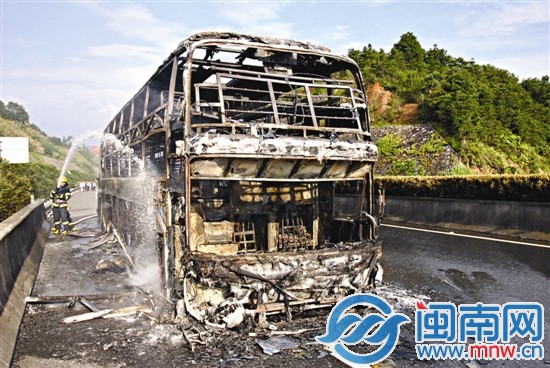 大巴烧得只剩骨架，乘客的物品全部烧毁