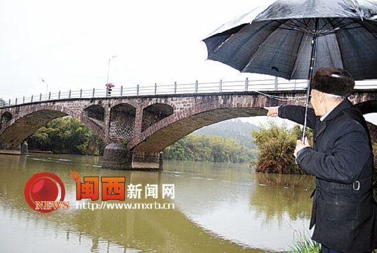 由于村道破损严重,只好在上面铺设铁板。 雨天村道泥泞不堪 货车超重引发不满 在红邦村的村口,有一条宽数十米的河,河上还停泊着十多艘小船。一座石桥横跨河面,这是进出红邦村的必经之路。 从当地村民的口中记者得知,该座石拱桥于1985年开工建设,1987年正式投入使用。以前我们出门都靠摆渡,骑自行车都要把车放在船上,坐船过河。70多岁的老人黄天雨告诉记者,石拱桥建成后,极大地方便了当地村民的出行,村民们的生活物资和生产原料运输都依赖该座石拱桥。对于村民们而言,该座石拱桥就是红邦村的咽喉要道,其重要性不言而喻