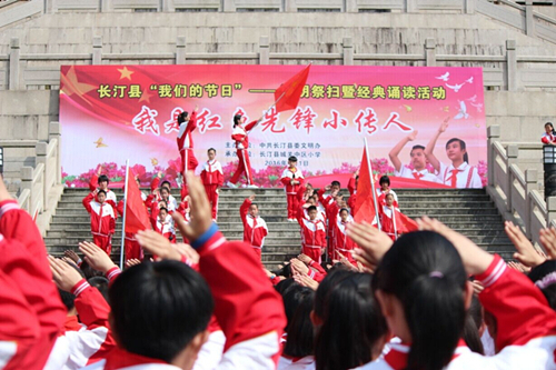 龙岩广泛开展未成年人祭英烈活动