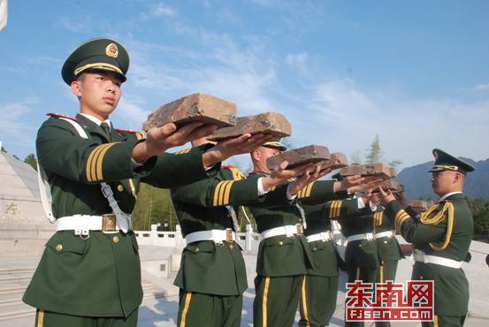 2012年3月20日，中队官兵创新队列训练方法，扎实奠定礼仪兵队列基础
